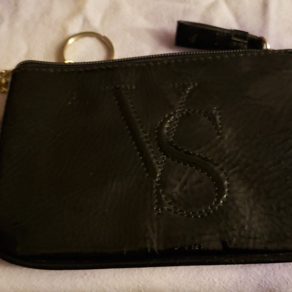 VS black patent leather pouch